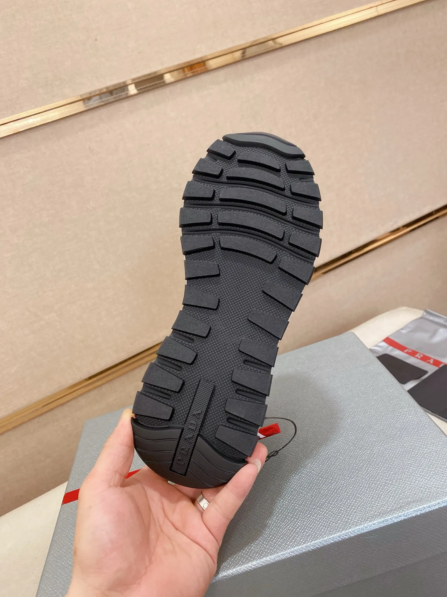 Factory price 540💰 ✔️✔️✔️High version High-quality new PRADA counters are on the market at the same time. The new men's shoes and 😘fabrics are selected from imported first-layer cowhide and are made by pure handcrafts. Lining: Full cowhide lining. 👍🏿 High-end ☄️ air-cushion molded anti-slip rubber outsole, exquisite lines, simple and elegant, comfortable and high-end for leisure travel. Code number: 38 to 44